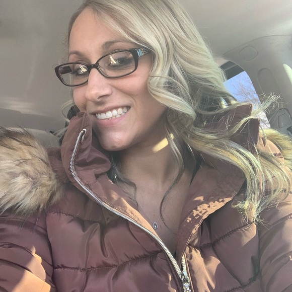 Meet your Posher, Holli - Picture 1 of 1